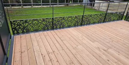 Terrasse en aluminium, remplissage en bois, laquage ral 7016 FT Escalier double limons droits, laquage ral 7016 FT Garde corps en aluminium, 2 lisses, soubassement en habillage décoratif "tissage", laquage ral 7016 FT. 53600 MEZANGERS