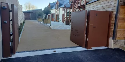 Portail 2 vantaux en aluminium, tôle personnalisée et contre-tôle, laquage ral mars 2525 + portillon. Tout nouveau lieu de réception en Mayenne, Le Clos de Loré est niché aux portes de la cité médiévale de Sainte Suzanne, parmi les plus beaux villages de France. Célébrez vos évènements au cœur de cet ancien corps de ferme entièrement rénové avec soin, sa terrasse et ses hébergements. Céline et David vous accueillent dans ce Cadre enchanteur et historique afin de préparer avec vous vos évènements spéci