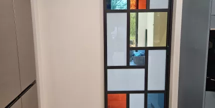 Fabrication d'une porte verrière coulissante châssis en acier Remplissage en vitrages de différentes couleurs Laquage compris noir 2100 sablé 53600 EVRON