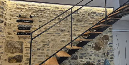 Escalier limon central 1/4 tournant désaxé Laquage ral noir 2100 sablé Marches en chênes Garde corps en acier, ossature en tube, remplissage en vitrage fixé dans cornière+ pare close Bandeau Led 53600 EVRON