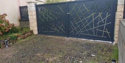 Portail deux vantaux en aluminium remplissage en tôle avec un habillage décoratif personnalisé Laquage ral 7016 FT 50530 ST JEAN LE THOMAS