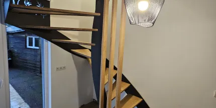 Escalier double limons en acier Marches et main courante en bois Garde corps en acier, lisses D.13, soubassement en habillage décoratif "fleurs- papillons". 53440 GRAZAY