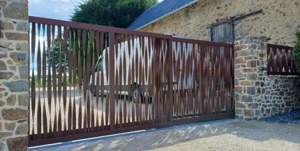 Portail en aluminium, remplissage en lames torsadées. Laquage ral mars 2525 53240 ST JEAN SUR MAYENNE