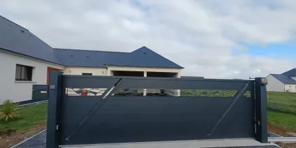 Portail en aluminium de 4500x1500 mm de hauteur remplissage en lames avec un habillage décoratif "spline semi ajourés" Laquage ral 7016 FT 53150 ST CHRISTOPHE DU LUAT