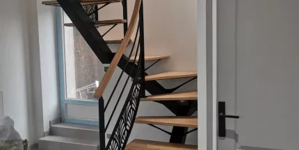 Escalier 2/4 tournant, limon central en acier Marches et main courante en chêne garde corps avec 2 lisses+ habillage décoratif "oriental" Laquage ral noir 9005 FT 72140 ROUESSE-VASSE