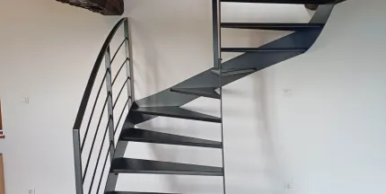 Escalier limon en C, marches en acier. Gardes corps rampant acier, cadre en tube rectangle, remplissage en lisses. Garde corps droits en acier, cadre en tube rectangle, remplissage en lisses + soubassement en tôle perforée. Laquage ral manganese 35680 LOUVIGNE DE BAIS