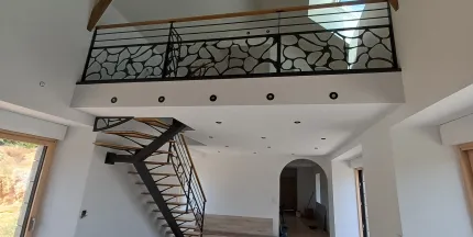 Fabrication d'un escalier limon central 1/4 tournant en acier Marches et main courantes en chêne Garde corps en acier, poteaux plats, 2 lisses D.13, soubassement en habillage décoratif. Laquage ral noir 2100 sablé 53300 ST FRAIMBAULT DE PRIERES