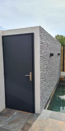 Porte extérieure en aluminium. Laquage ral 7016. 66000 PERPIGNAN