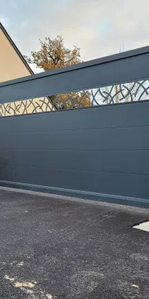 Portail auto-porté en aluminium, composition en lames avec un habillage décoratif virgules, laquage ral 7016 FT. 53170 BAZOUGERS.