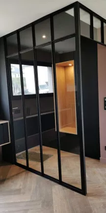 Verrière en acier, châssis en tube 40x40, remplissage en vitrages toute hauteur, avec traverse intermédiaire + retour bandeau, laquage ra 9005 ft.