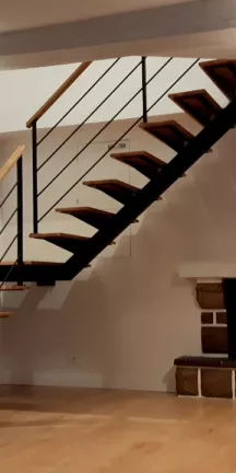 Escalier en acier 1/4 tournant avec palier Garde corps de trémie, poteaux tube 40x20, 2 lisses en tube D.13, soubassement en vitrage fixé dans cornière+pare close. laquage ral 9005 FT Marches en chêne+ palier + main courante 50x30 mm Ossature en aluminium avec crochés soudés, remplissage en filet mailles tressées, ral beige.