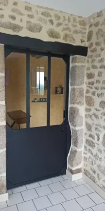 Porte verrière ouvrante en acier, avec goussets et faux rivets, soubassement en tôle hauteur 800mm, dormant en tube à ailes, remplissage en vitrage, laquage ral 9005 FT. 53160 IZE
