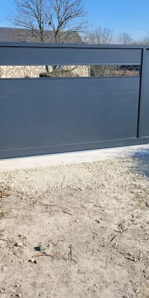 Portail à lames en aluminium, habillage décoratif "ovales" en inox brossé, laquage ral 7016 FT, 53270 ST SUZANNE.
