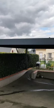 Car port en aluminium de 7000x5000 mm, ossature en tube 250x100mm et 100x100 mm, remplissage en bac acier, laquage ral 7016 FT. 53600 Evron.
