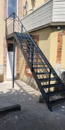 Escalier extérieur en acier Doubles limons droit, marches en caillebotis Laquage ral 7016 FT 53000 LAVAL
