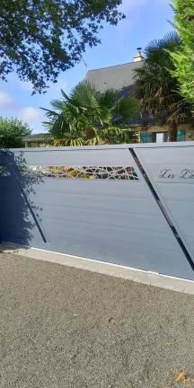 Portail coulissant en aluminium remplissage en lames avec traverse en habillage décoratif Laquage ral 7016 FT 53150 LIVET