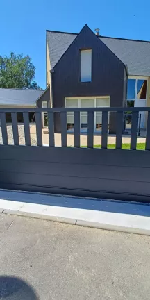Portail coulissant en aluminium, barraudage+ lame