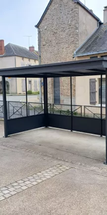 Abri de bus en aluminium Soubassement en tôle et remplissage en vitrage clair 53150 Montsurs