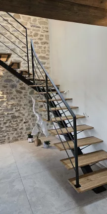 Escalier limon central, 1/4 tournant, laquage ral 2100 sablé