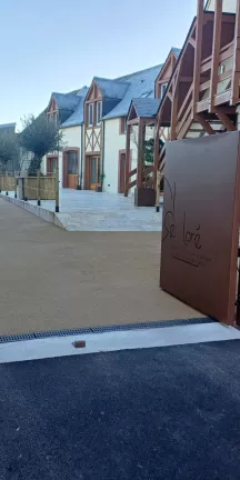 Portail 2 vantaux en aluminium, tôle personnalisée et contre-tôle, laquage ral mars 2525 + portillon. Tout nouveau lieu de réception en Mayenne, Le Clos de Loré est niché aux portes de la cité médiévale de Sainte Suzanne, parmi les plus beaux villages de France. Célébrez vos évènements au cœur de cet ancien corps de ferme entièrement rénové avec soin, sa terrasse et ses hébergements. Céline et David vous accueillent dans ce Cadre enchanteur et historique afin de préparer avec vous vos évènements spéci
