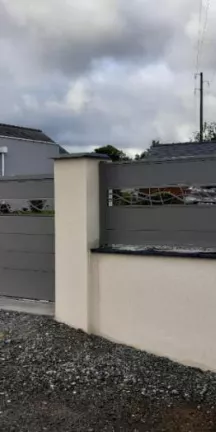 Portail et clôture en aluminium Habillage décoratif "spline" + "herbage" en inox brossé Laquage ral 9007 Grège 53100 ST GEORGES DE BUTTAVENT