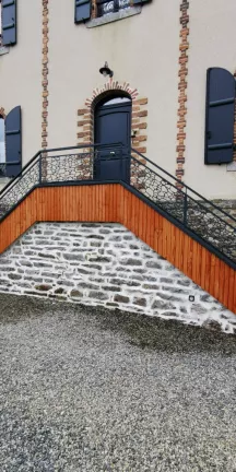 Fabrication de gardes corps en aluminium Poteaux plats, soubassement tôle décorative, main courante 50*30 Laquage ral 7016 FT 53240 ST JEAN SUR MAYENNE