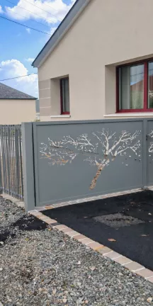 Portillon en aluminium, ossature en tube, remplissage en tôle avec un habillage décoratif. Clôture en aluminium, composition en tube D.20 p en biais. 53000 LAVAL