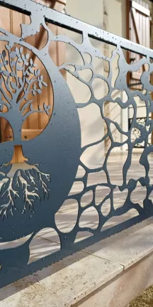 Composition: Garde corps d'escalier: Poteaux plats, lisses. Garde corps droits: Poteaux plats, lisses et soubassement en habillage décoratif "pierre+arbre ying yang", main courante en tube rectangle. Laquage ral 7016+ FT 53600 EVRON