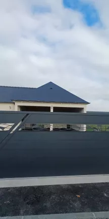 Portail en aluminium de 4500x1500 mm de hauteur remplissage en lames avec un habillage décoratif "spline semi ajourés" Laquage ral 7016 FT 53150 ST CHRISTOPHE DU LUAT