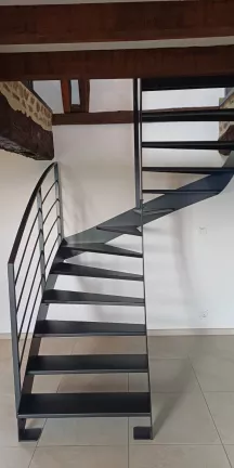 Escalier limon en C, marches en acier. Gardes corps rampant acier, cadre en tube rectangle, remplissage en lisses. Garde corps droits en acier, cadre en tube rectangle, remplissage en lisses + soubassement en tôle perforée. Laquage ral manganese 35680 LOUVIGNE DE BAIS