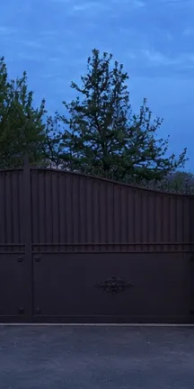 Fabrication d'un portail coulissant + clôture en aluminium, remplissage en barraudage, soubassement en tôle, volutes et fer de lances, festonnage suivant chapeau de gendarme, palmettes, laquage ral 7016 FT.
