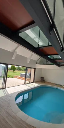 Fabrication passerelle en UPN, remplissage en dalles de verres et dalles de plancher bois exotique "Moabi" Garde corps, chassis en tube à aile +pareclose, remplissage en vitrage clair Laquage ral 7016 FT 53300 OISSEAU