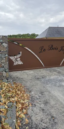 Portail auto porté en aluminium avec habillage personnalisé Laquage ral mars 2525, contre-tôle en ral noir 9005 FT. 53150 LIVET