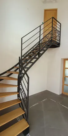 Escalier doubles limons 1/4 tournant, limon découpe laser. Marches en chêne + palier Garde corps, ossature en cadre, 2 lisses, soubassement en habillage décoratif "ovales décalé" Laquage ral noir 2100 sablé 53480 ST GEORGES LE FLECHARD