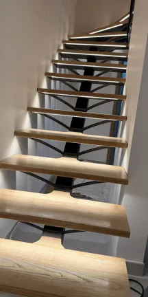 *Escalier limon central 1/4 tournant en acier Ruban Led dans profil d'encastrement avec capotage pvc opaque Garde corps en acier, ligne de câble, soubassement en habillage décoratif "spline" Laquage ral noir 2100 sablé *Ossature vide sur sejour en tube, laquage ral noir 2100 sablé Remplissage en filet d'habitation maille 30x30 tressé couleur beige 53100 Moulay