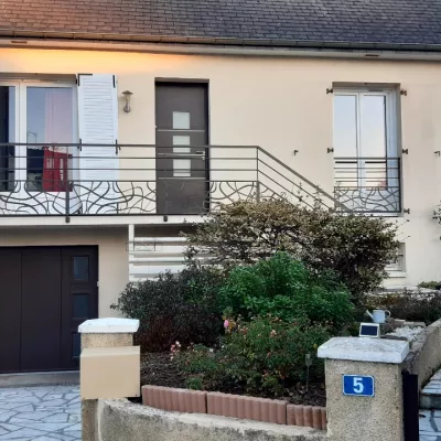 Garde corps en aluminium, poteaux plats, 2 lisses, soubassement en habillage décoratif spline, main courante 50x30mm, laquage ral 9005 FT. 53960 BONCHAMP LES LAVAL