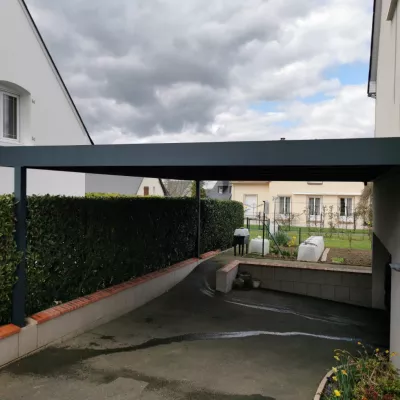 Car port en aluminium de 7000x5000 mm, ossature en tube 250x100mm et 100x100 mm, remplissage en bac acier, laquage ral 7016 FT. 53600 Evron.