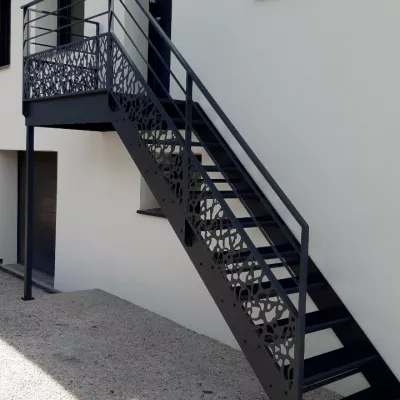 Escalier double limons droit Marches + palier caillebotis Galvanisation Garde corps, cadre en 40x20mm, 2 lisses D.16, soubassement en habillage décoratif 53810 CHANGE