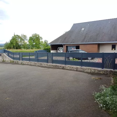 Clôture en aluminium avec habillage décoratif 