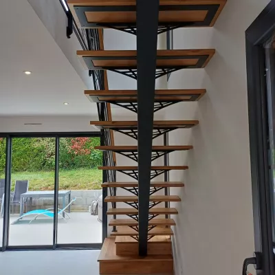 Escalier droit, limon central, podium