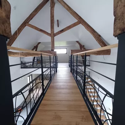 Passerelle en upn, remplissage en lames de chêne vitrifiées style parquet