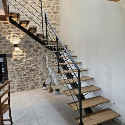 Escalier limon central, 1/4 tournant, laquage ral 2100 sablé