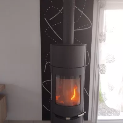Tôle en acier avec un habillage décoratif, laquage ral 9005 haute température.