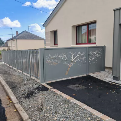 Portillon en aluminium, ossature en tube, remplissage en tôle avec un habillage décoratif. Clôture en aluminium, composition en tube D.20 p en biais. 53000 LAVAL