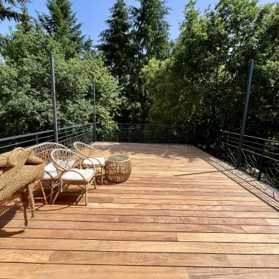 Fabrication d'une terrasse en acier, ossature en UPN, remplissage en bastaing Douglas et en plancher bois "Cumaru", galvanisation+ laquage ossature ral 7016 FT. Fabrication de garde corps en aluminium, poteaux plats, 2 lisses, soubassement en habillage décoratif, main courante en tube rectangle, laquage ral 7016 FT. Poteaux avec crochets pour toile tendue en acier galvanisé, laquage ral 7016 FT. 53100 ST BAUDELLE