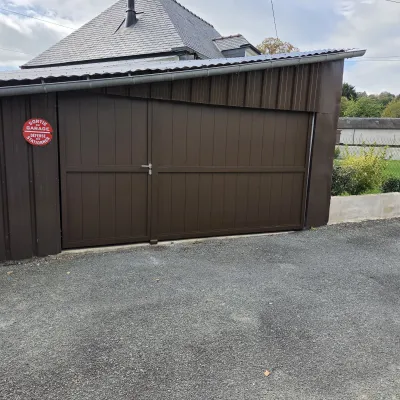 Porte de garage avec dormant en aluminium Remplissage en lames 53160 BAIS