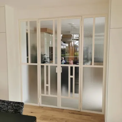 Porte verrière ouvrante + 2 imposes fixe en acier Remplissage en assortiment de vitrage.