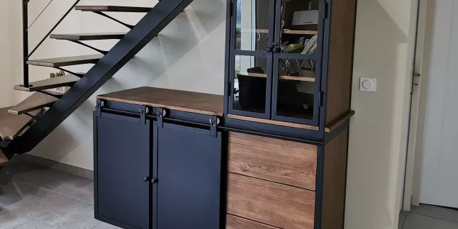 meuble, ossature acier , porte coulissante, remplissage style verrière, plateau en chêne vieilli, ruban led, laquage ral noir 9005 Fine Texture.