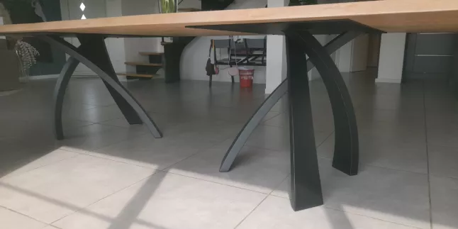Table acier et plateau en bois, laquage ral 9005 Fine Texture. 35320 LALLEU