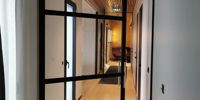 Porte verrière en acier, verre 33/2 feuilleté, avec traverse intermédiaire, laquage ral noir 9005 FT, VILLADEALE 53000 LAVAL.